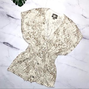 Larsen Gray Printed Short Sleeve Top Stretchy Cinched Waist Size Medium